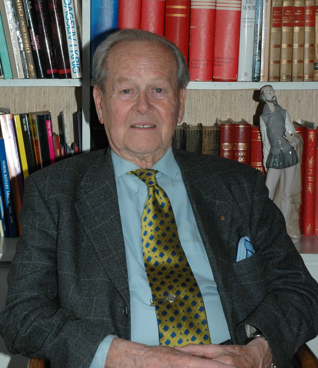 Portrett av Bjørn Egge på kontoret i sitt hjem i Schiøttsvei 11, Oslo.