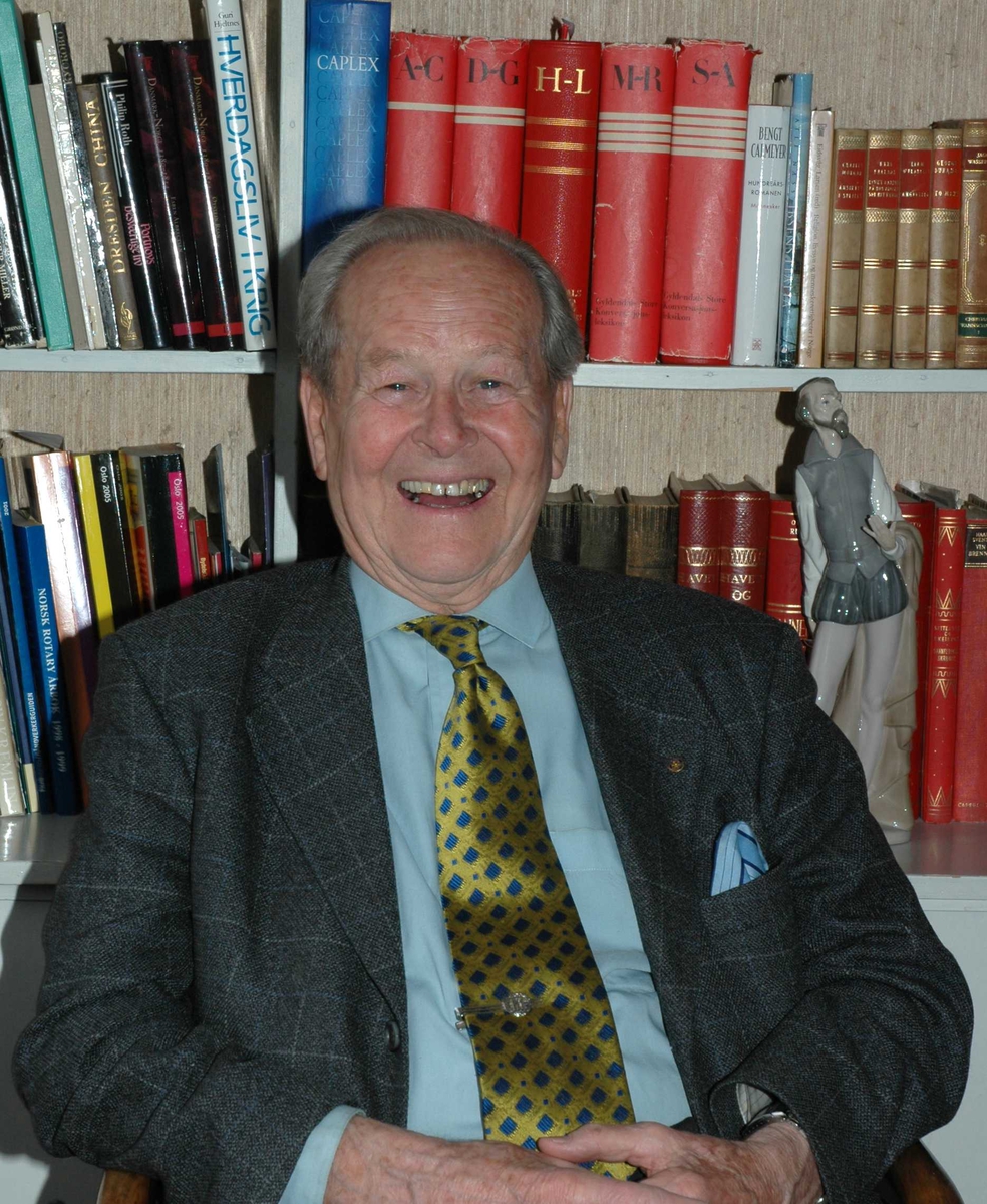 Portrett av Bjørn Egge på kontoret i sitt hjem i Schiøttsvei 11, Oslo.