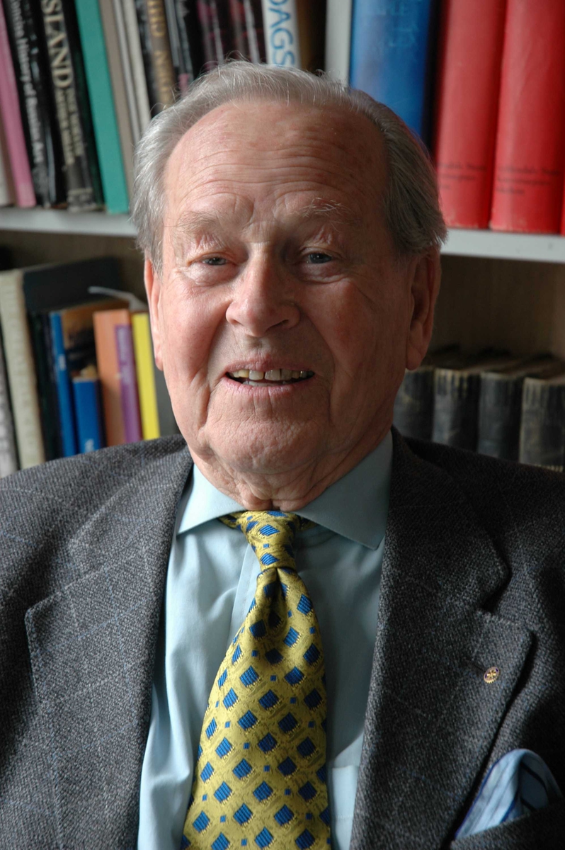 Portrett av Bjørn Egge på kontoret i sitt hjem i Schiøttsvei 11, Oslo.