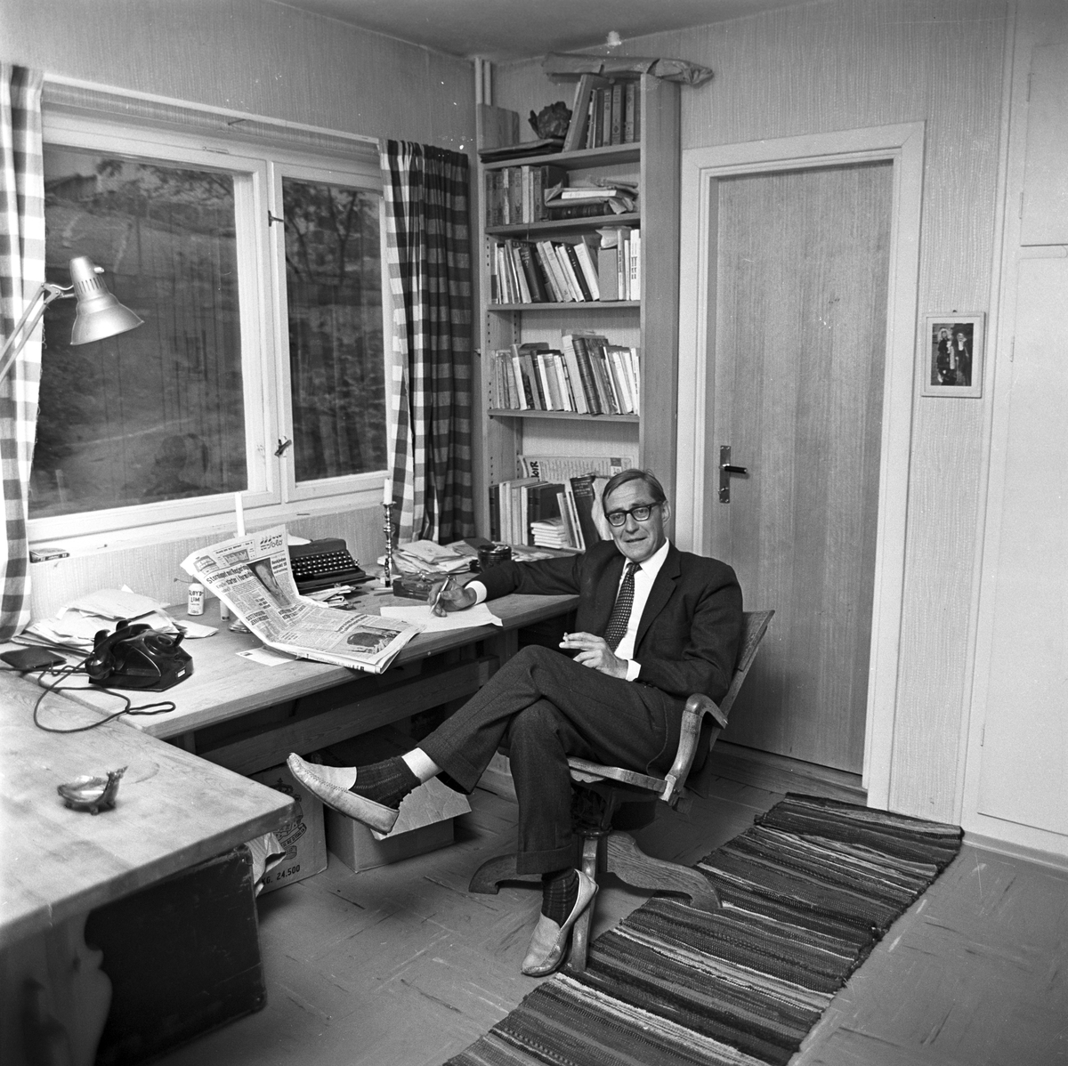 Frederik Stabel, Norsk Dusteforbund, på sitt kontor, desember 1960.