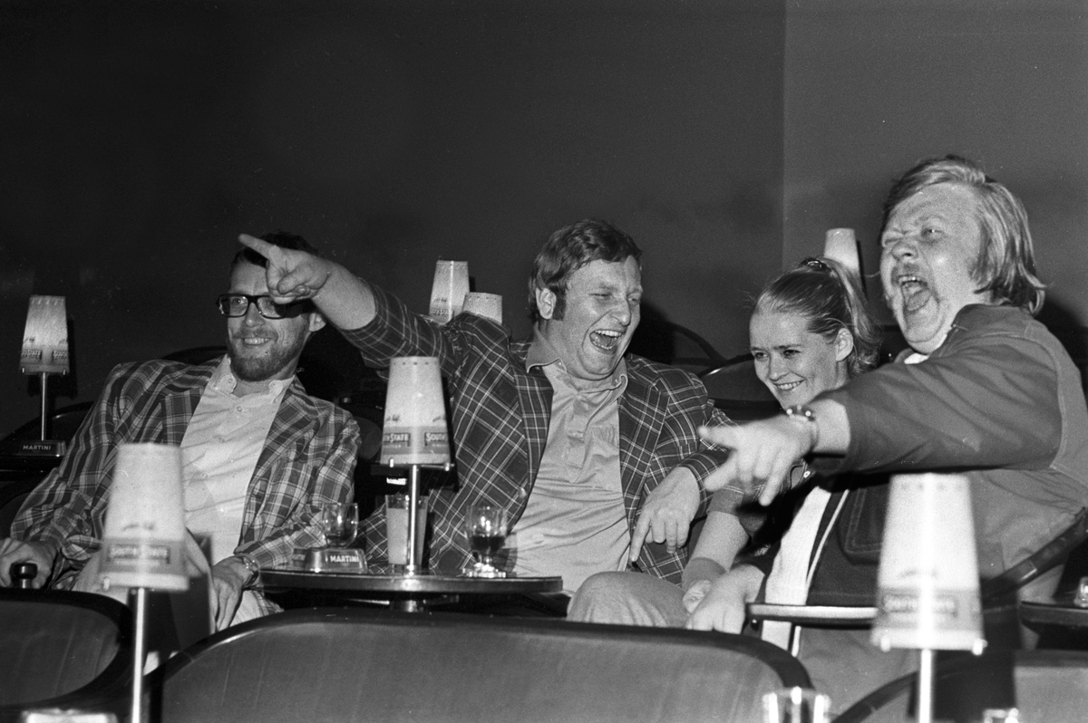 Serie. Fra prøvene til revyen "Hjertelig tilstede" på Chat Noir i Oslo. Blandt de medvirkende var Rolv Wesenlund, Harald Heide Steen jr. og Kirsti Sparboe. Fotografert august 1970.