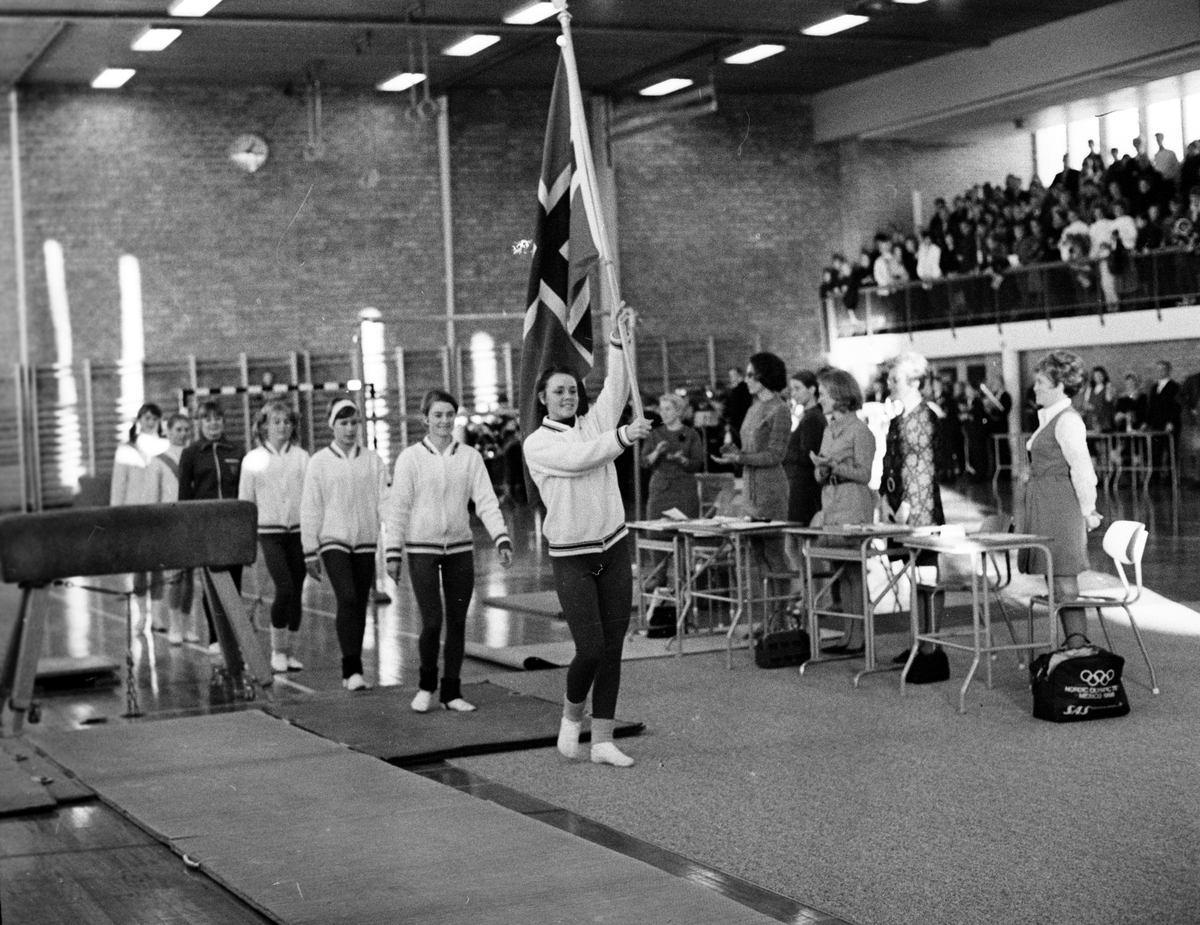 Serie. NM i turn for damer på Eidsvoll, damer i bom. Fotografert 1. desember 1969.