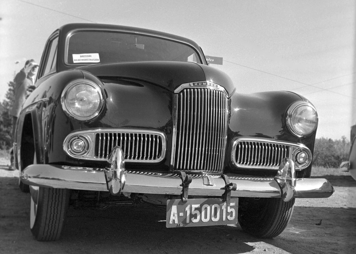 Serie. Bilutstilling av Engelske biler som Vauxhall Velox på Frognerseteren, Oslo. Fotografert 4. september 1956.