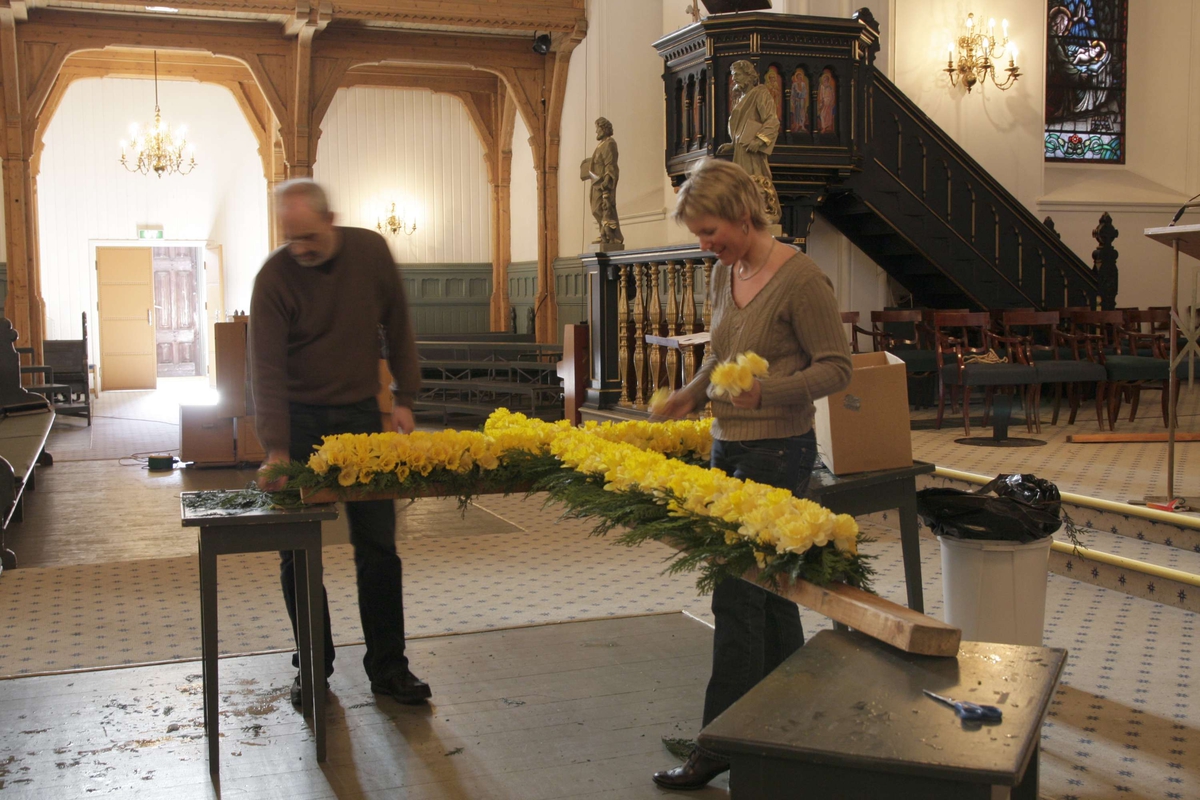 Detaljer fra påskegudstjenestene påsken 2008 i Kristiansand Domkirke. Kirketjener Per Emil Simonsen og prest Aud S. Smemo pynter kors med påskeliljer.