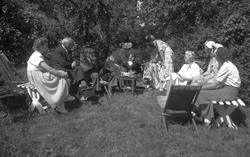 Blomsteroverrekkelse til Dikka Arentz i anledning hennes dia