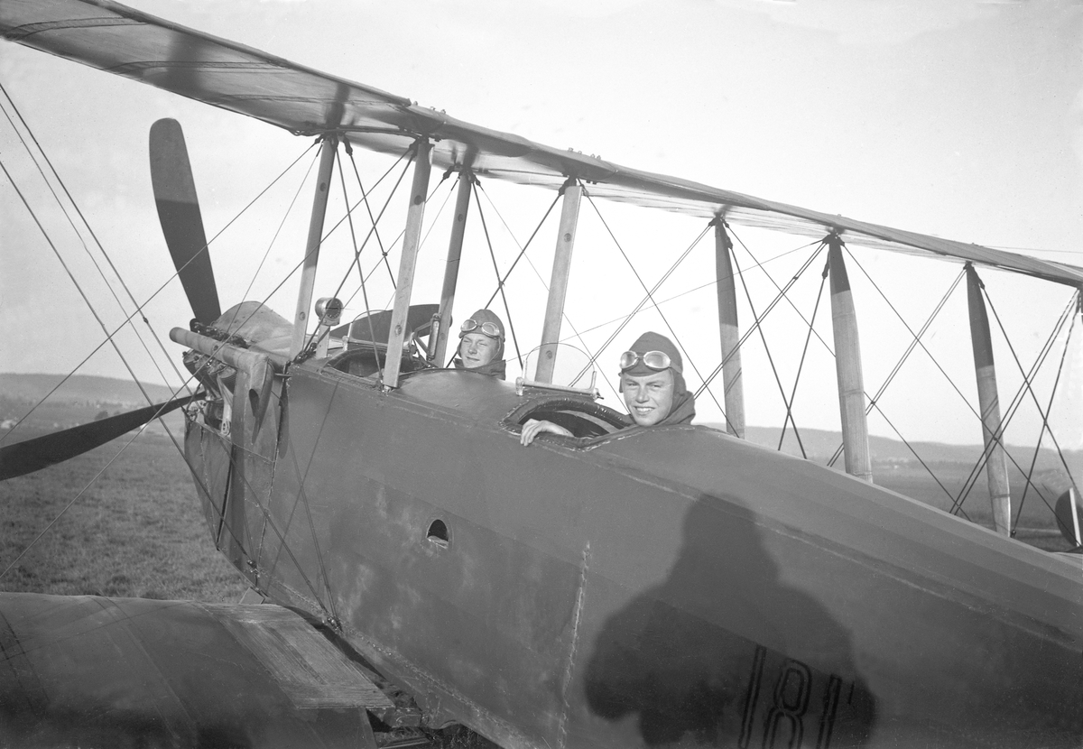 Bjarne Arentz og kollega i fly ved flyskolen på Kjeller. Fotografert 1921.
