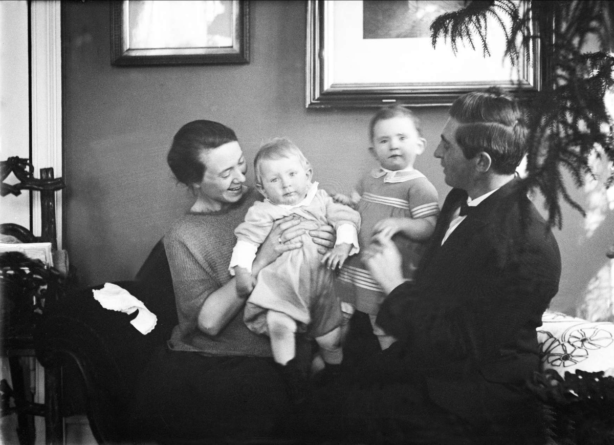 Sonja og Otto Scheen med barna fotografert i påsken 1925.