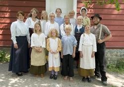 Ferieskolen uke 27, 2009.
Klassebilde utenfor skolestuen.