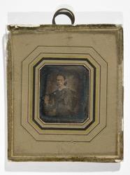 Portrett av kvinne, ukjent. Sittende, med hvile for høyre ar