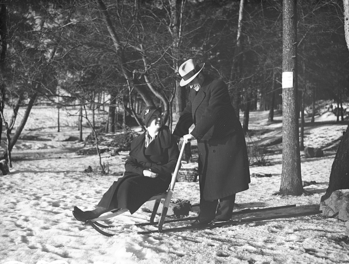 Dordi Arentz sitter på sparken som Fritjof Arentz sparker, Paradisbukta. Fotografert desember 1931.