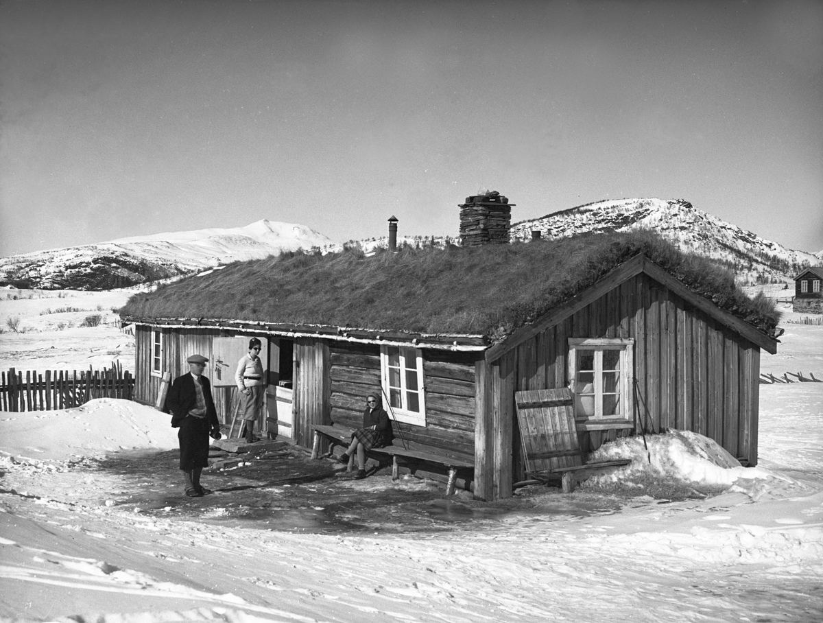 Flere mennesker ved hytte i påskefjellet, Mysusæter, Oppland. Fotografert påsken 1932.