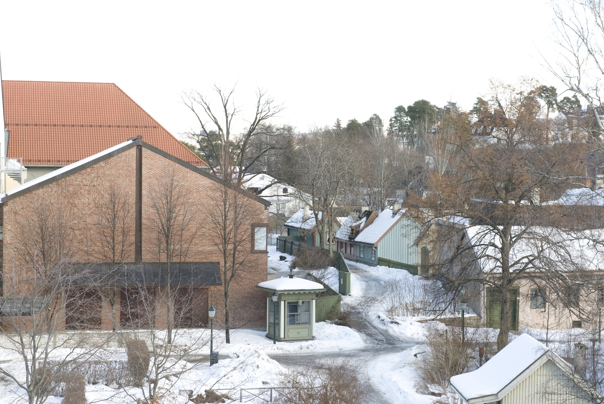 Oversikt over Enerhaugen med vognremissen til venstre. Norsk Folkemuseum, mars 2010.