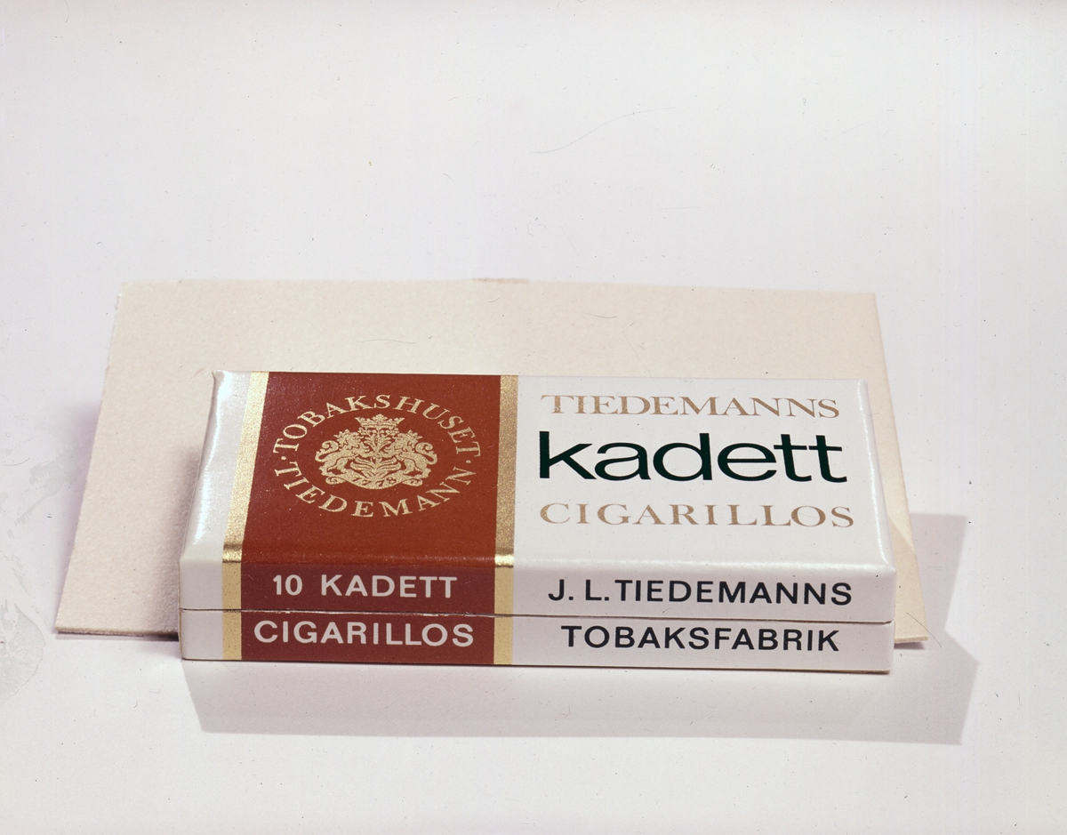 Reklamefoto for Tiedemanns Kadett cigarillos.
