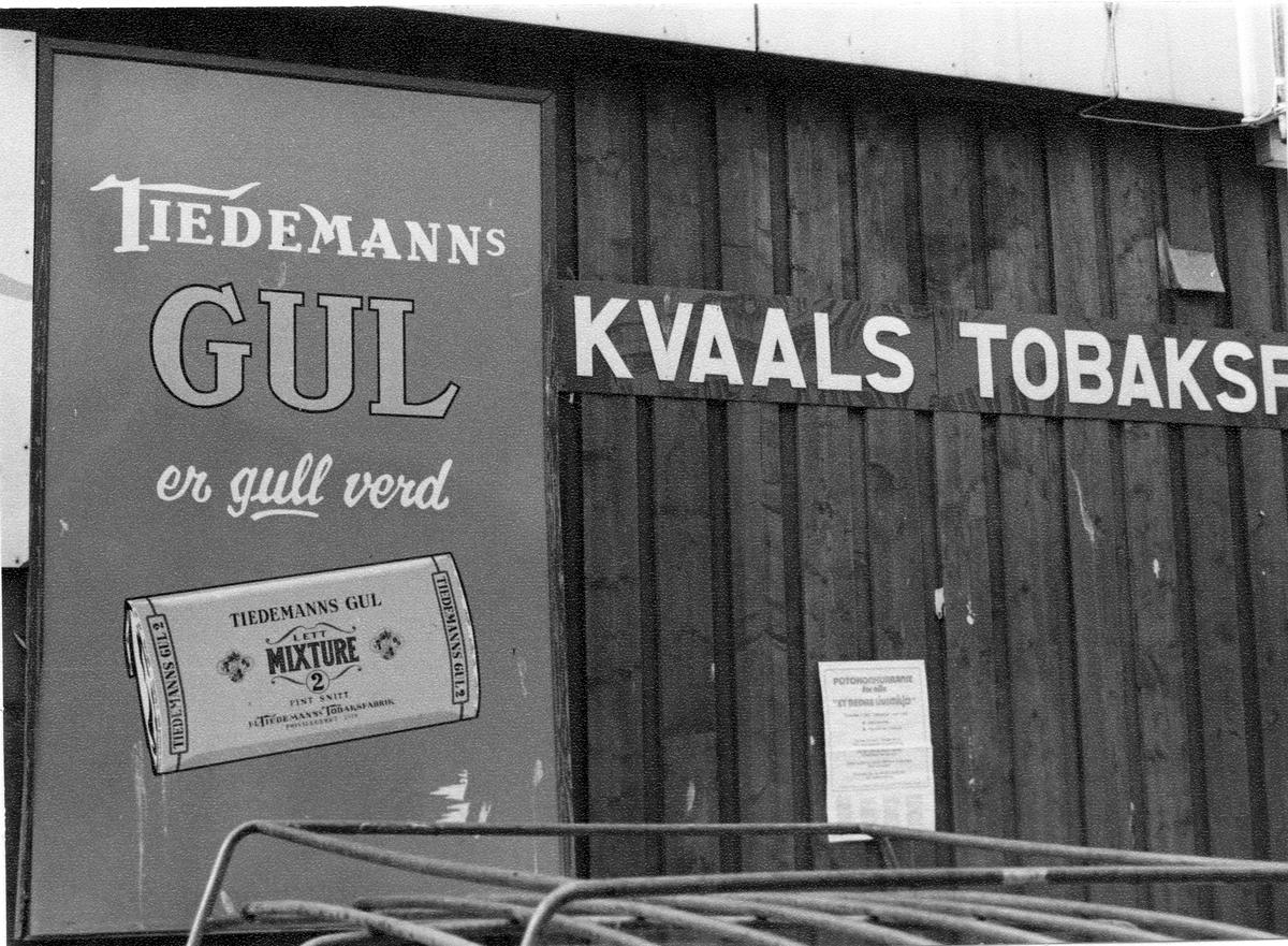Kvaals Tobaksforretning. Reklameskilt for Tiedemanns Gul tobakk.