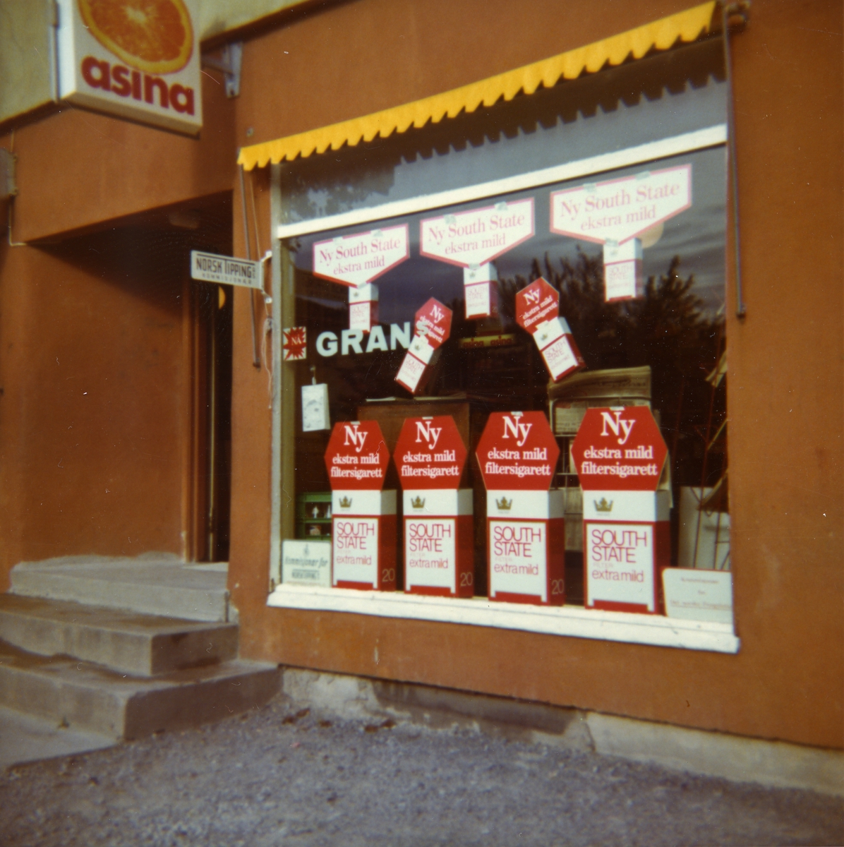 Vindusutstilling med reklame for South State sigaretter hos Gran Tobakk og Frukt på Herøya.