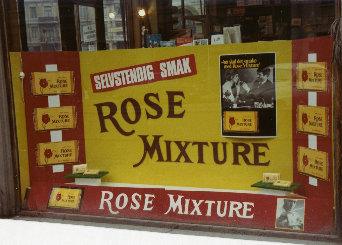 Vindusutstilling med reklame for Rose Mixture hos Majoren Tobakk i Oslo.