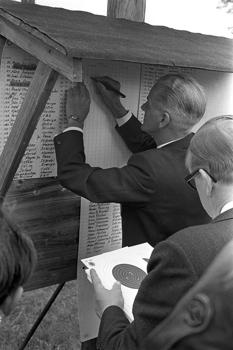 Resultatlistene ajourføres. Minatyrskyting på Løvenskioldbanen. Skytterstevne september 1964.