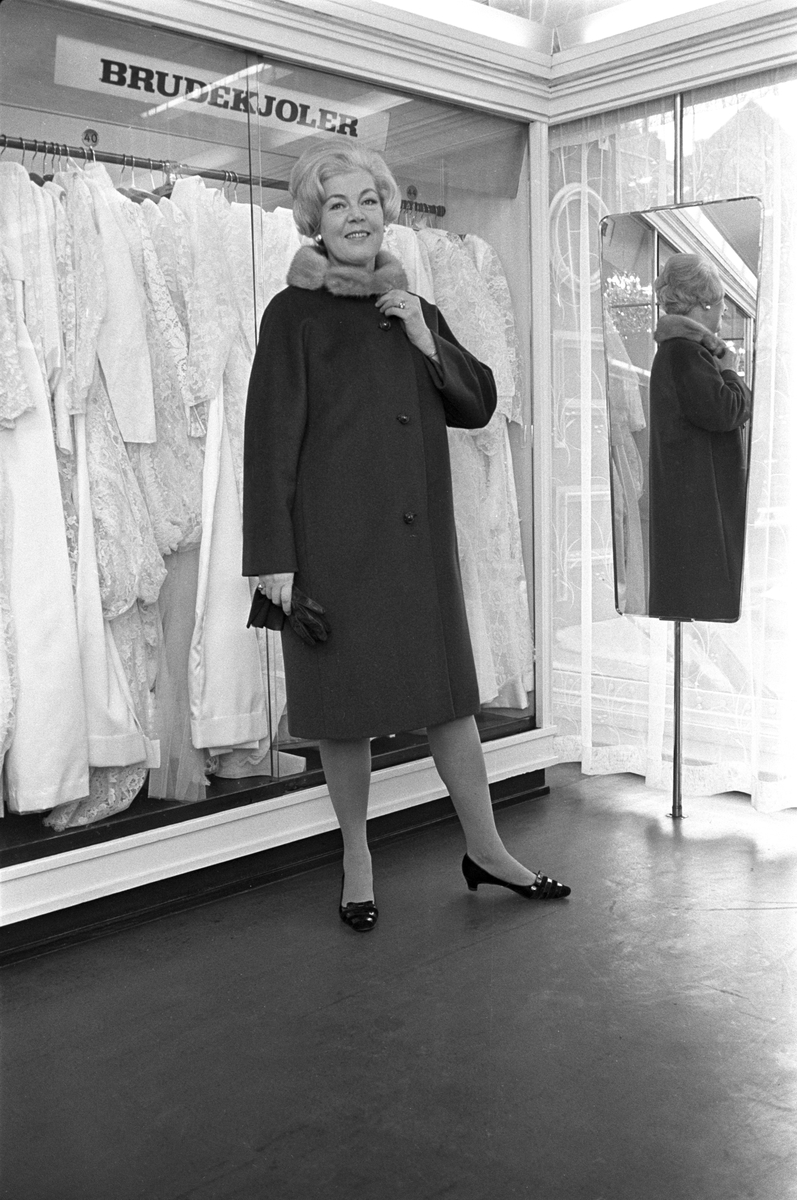 Modell viser en kåpe i forbindelse med åpningen av Hoff motehus  i Oslo i desember 1966. I skapet i bakgrunnen henger brudekjoler.