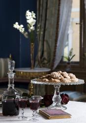 Punsj og makroner i Henrik Ibsens leilighet.