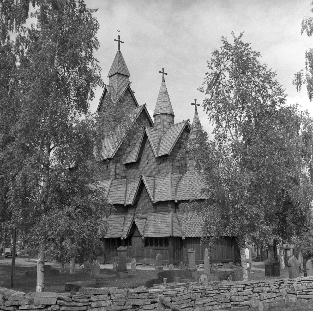 Heddal stavkirke med kirkegård, Notodden. Fotografert juni 1958.