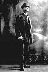 Portrett, mann med dress, stor bart og hatt. Hr Semb.