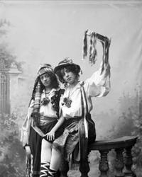 Gruppeportrett, to kvinner. Carlsen og Hirsch. Eldorado.