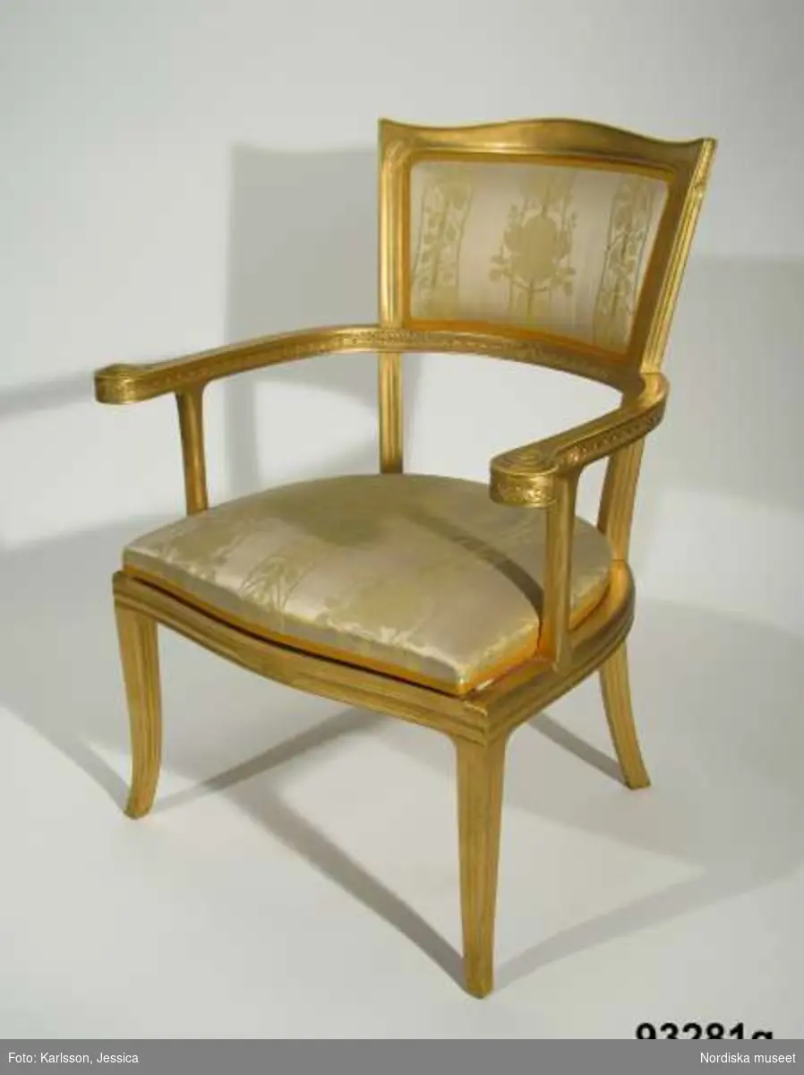 Huvudliggaren:
"Möbel, 24 pjäser, utf. efter ritning av arkitekten F.[Ferdinand] Boberg för utställningen i Paris 1900. a-b två bord, c en soffa, d-k åtta länstolar, l-q sex små stolar, r-u fyra taburetter, v ett skåp, w en svänghylla och x en spegel. 
Ink. 19/7 1902 Holmberg, J. E, herr, Sthlm." 