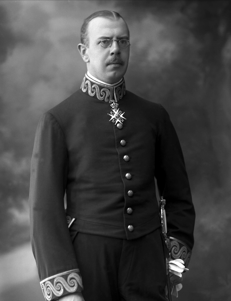 Portrett, legasjonsekretær Westmann i uniform for den svenske utenrikstjenesten.