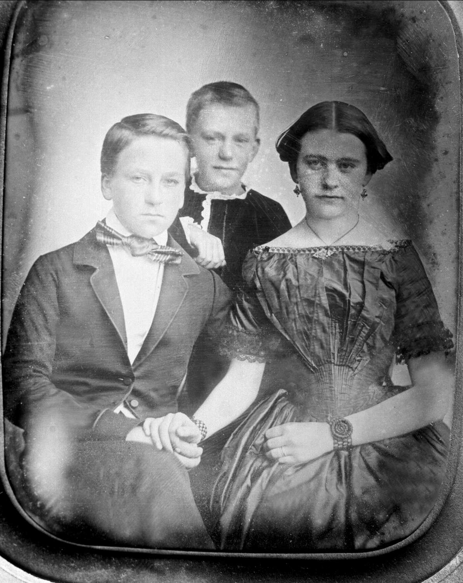 Avfotografering. Gruppe, søsken, to gutter en jente.
Daguerreotypi (?)