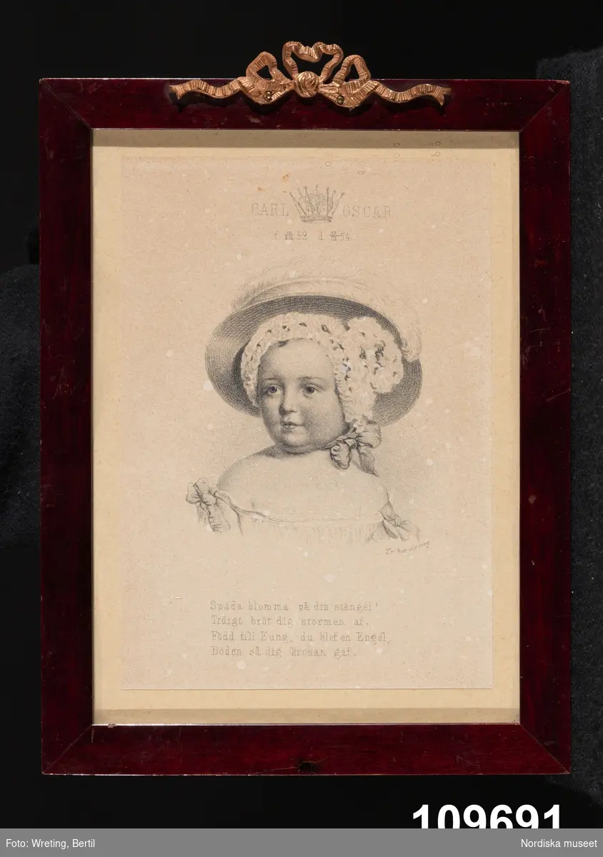 Porträtt, bröstbild, barn i hatt med brätte och plym.