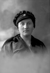 Portrett, jente med studentlue. Student frøken Tingelstad.