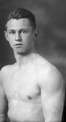 Portrett av mann i bar overkropp. Gustav Magnussen.