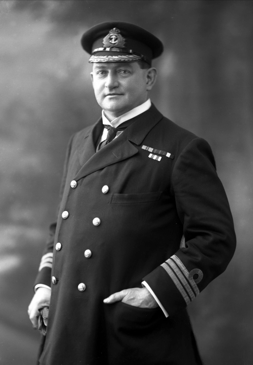 Portrett, kommandør W G A Kennedy.