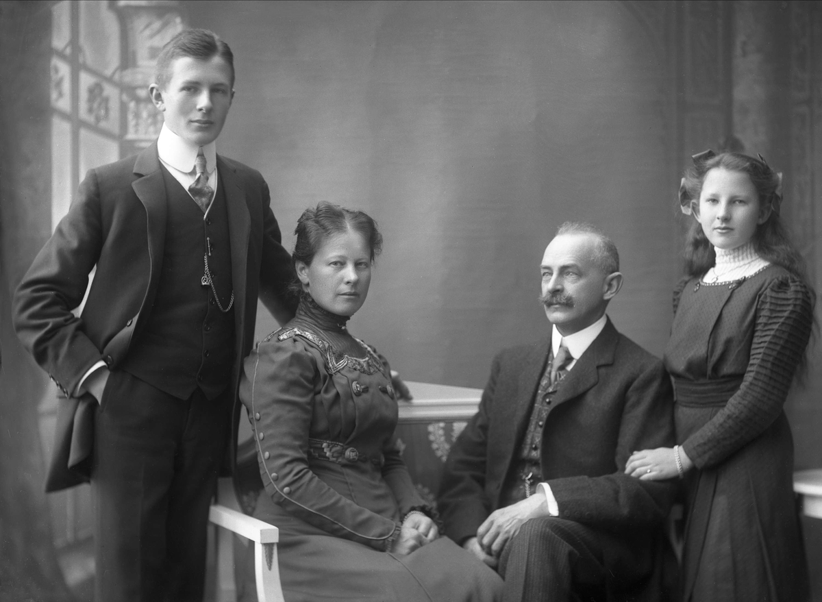 Conrad Möller Falsen, Christine Marthea Holmsen, gift Falsen, Hagbart Falsen og Erna Johanne Falsen, senere gift Groth. Familiegruppe portrett.
