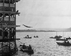 Stuper fra badetårn, båter og folk på vannet. Bygdøynes Bad.