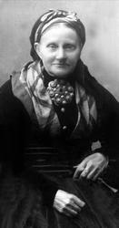 Portrett, kvinne i folkedrakt, stor bolesølje.