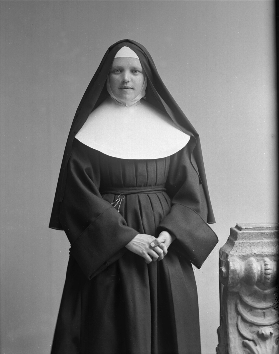 Portrett, nonne. Søster Angelika.