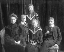 Gruppeportrett, fru Christoffer Berg med sine to sønner og t