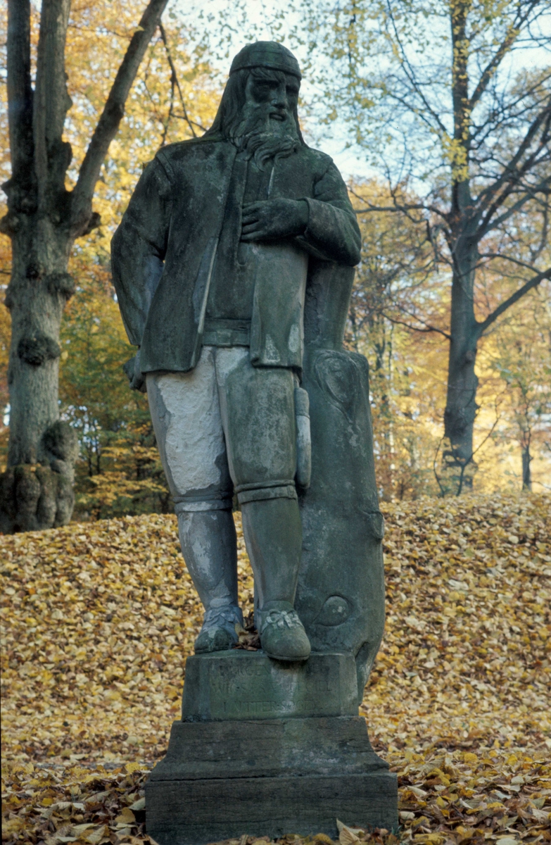 Statue i Nordmandsdalen på Fredensborg slott, Danmark. Fotografert 1968. Drakt fra Vik, Sogn og Fjodrane.