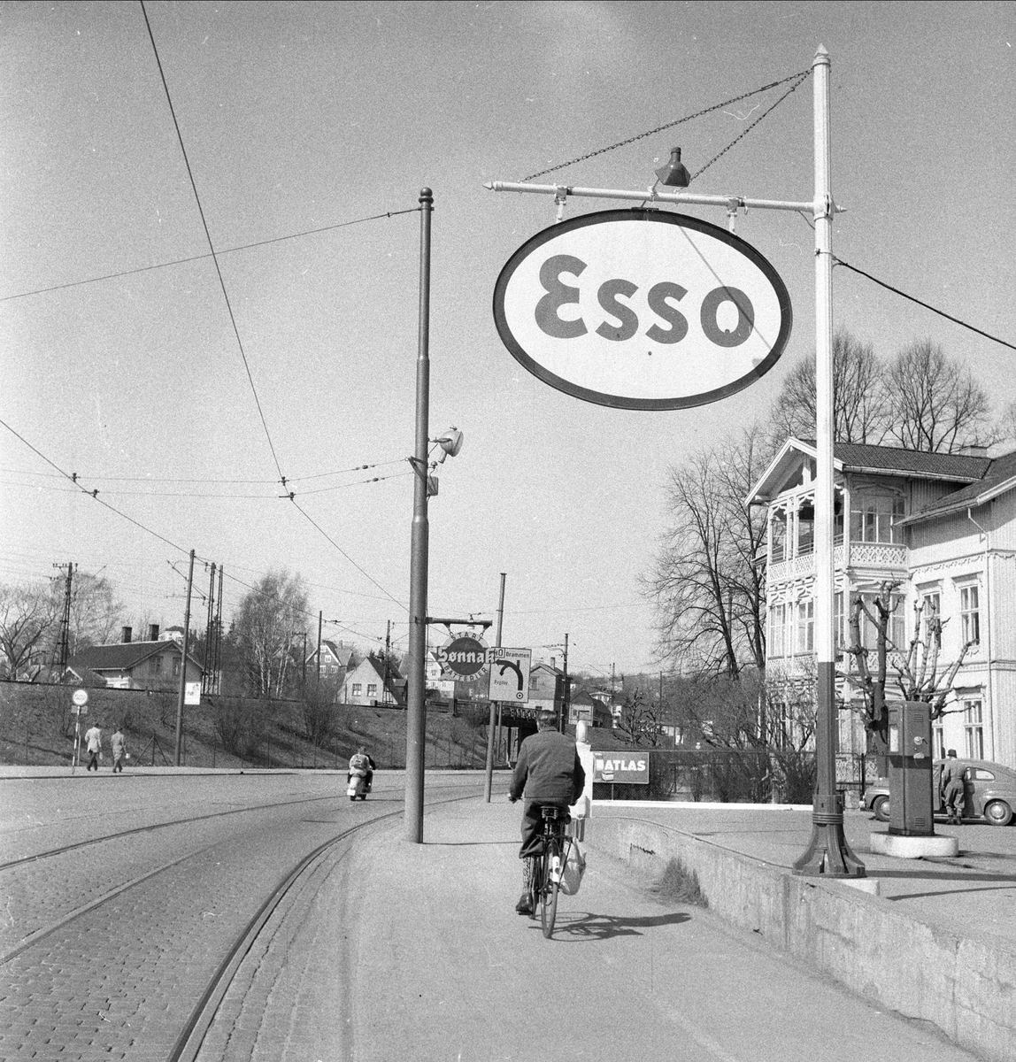 Drammensveien ved Skøyen tog-overgang. Gate med Esso-skilt, Oslo 1956.
