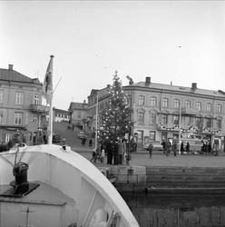 Spritbåten til Strømstad, handel ombord, ved kai, 14.12.1956
