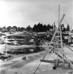 Trelleborg Gummi legger ut slange ved Sarpsborg, mars, 1959.