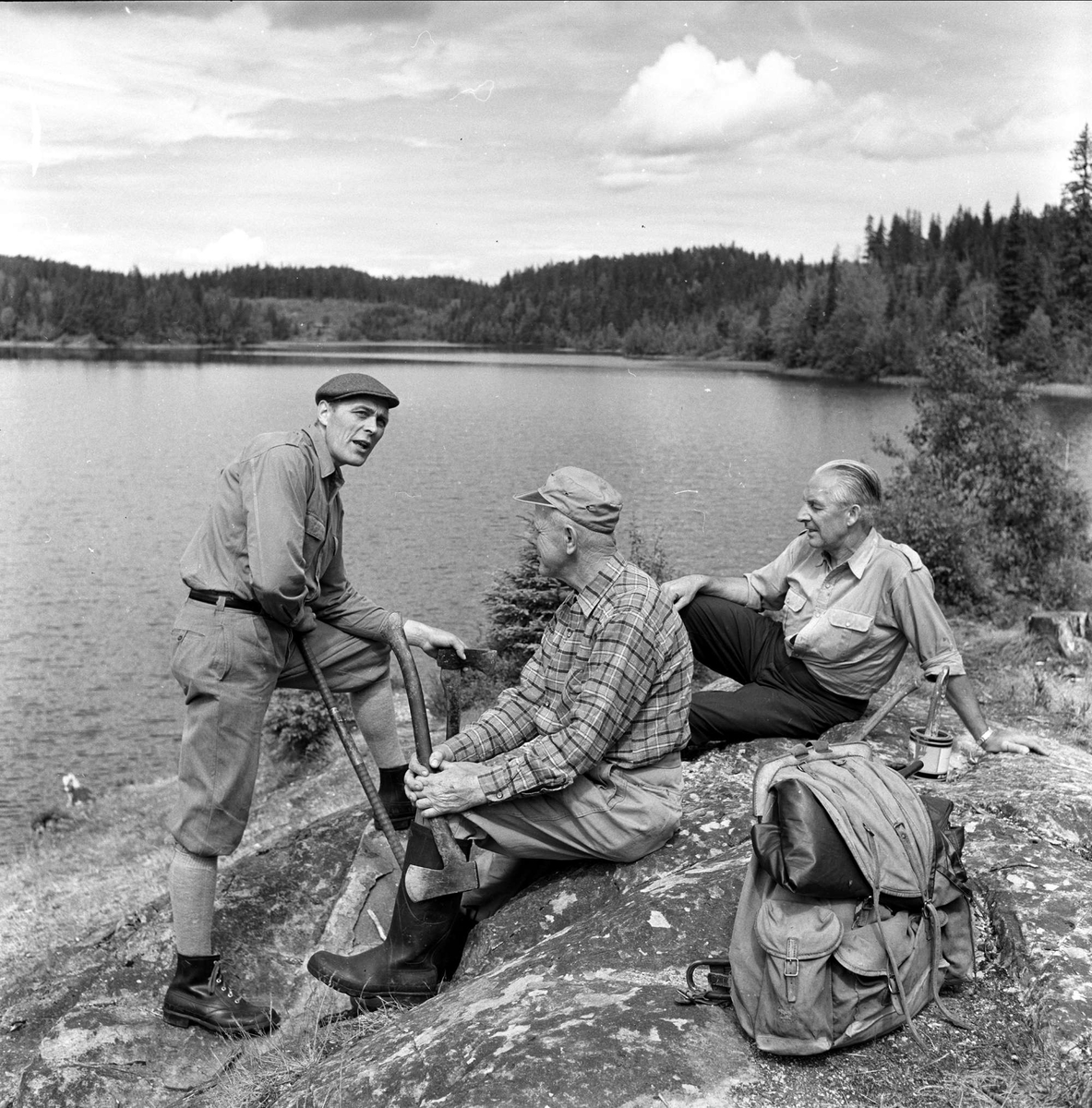 Rydding av løyper i Nordmarka. Matpause. Oslo 04.07.1959.