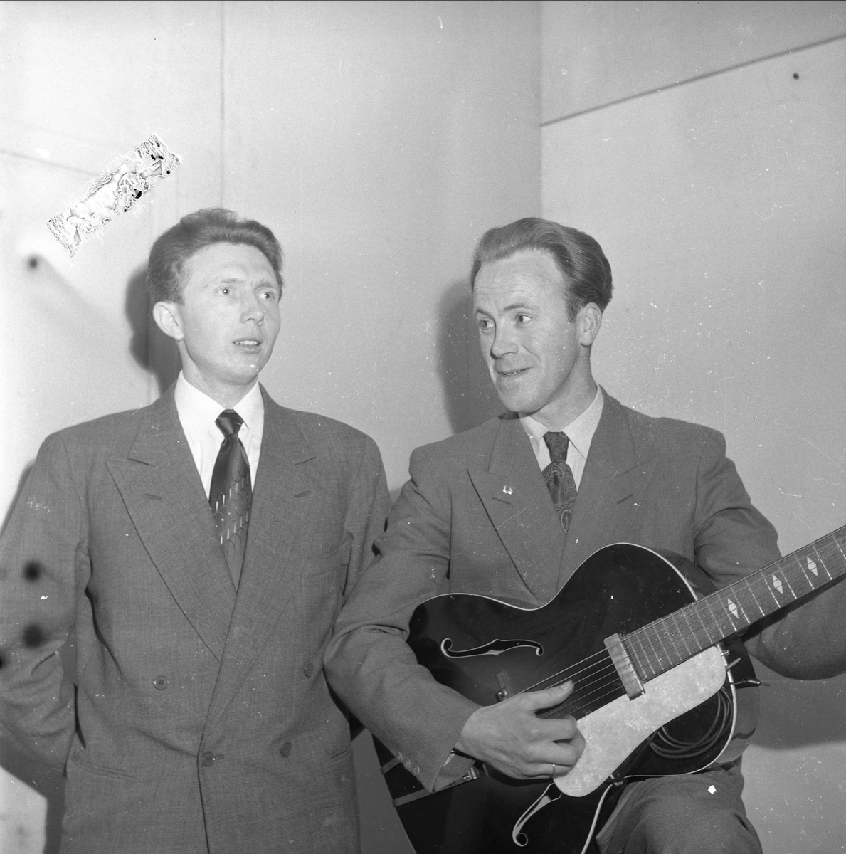 To menn, sang og gitar. Folkemuseet, Oslo 24.05.1954. Bygdelag, nordnorsk stevne.