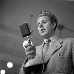Student med mikrofon. August 1950. Studentrevy, forberedelse