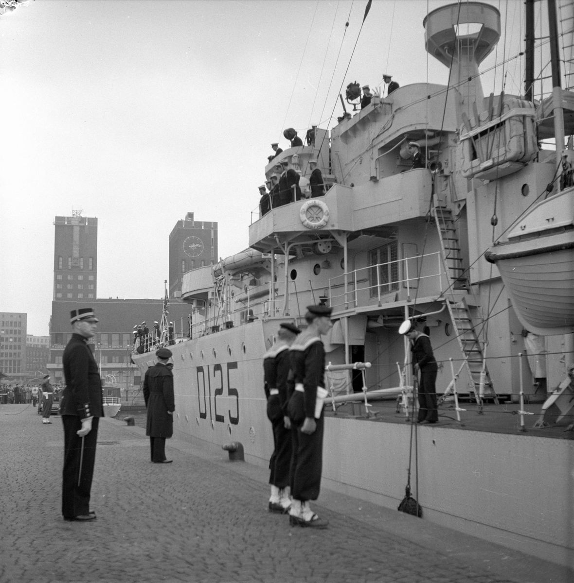 Rådhuskaia. Marine, båt og mannskap. Oslo. Før 1954.