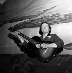 Musiker med kulisser i bakgrunnen 14.11.1954. Bygdelag.