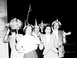 17.mai-feiring. Menn og kvinner med hatter fester. Nesodden 