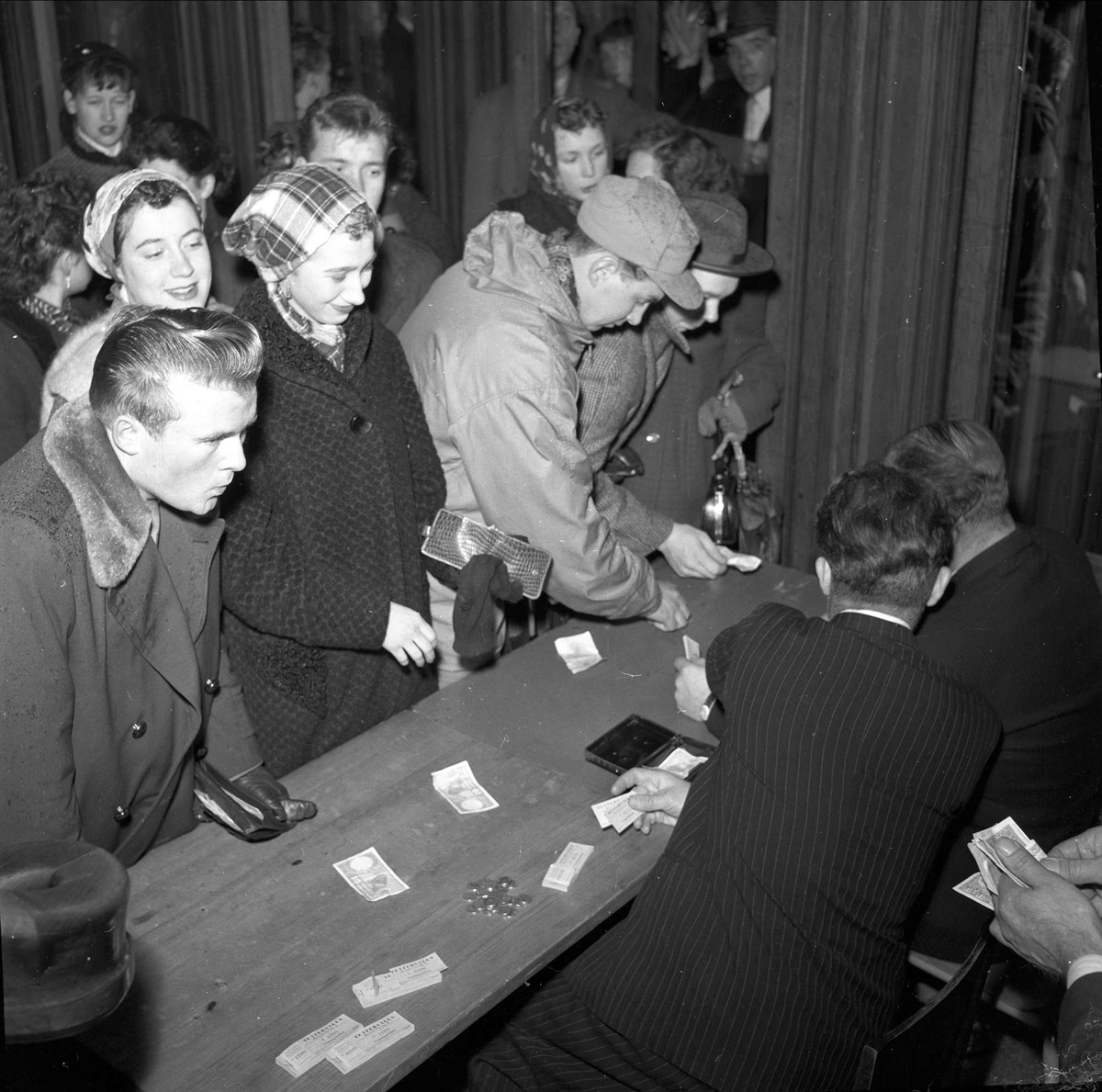 Bygdelag, Norefjellaget, gruppe i kø, kjøp av billetter, Oslo, 31.01.1955.