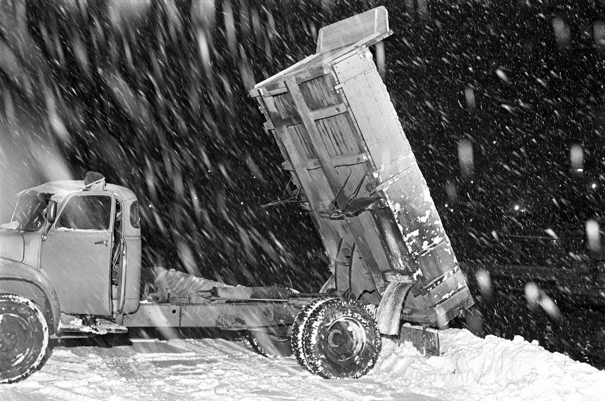 Nysnø, Oslo, 12.12.1962. Lastebil tømmer snø utenfor Rådhusbrygga.